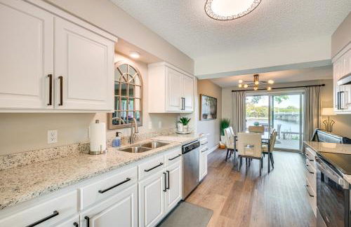 Riverfront Champlin Townhome with Deck and Water View! - Foto 9