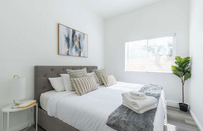 Elegant Retreat Modern Comforts, Prime Location - Photo 13