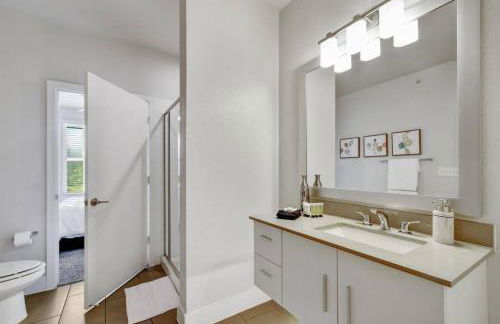 Charming Apartment in Southtown Wifi Pool Gym - Photo 5