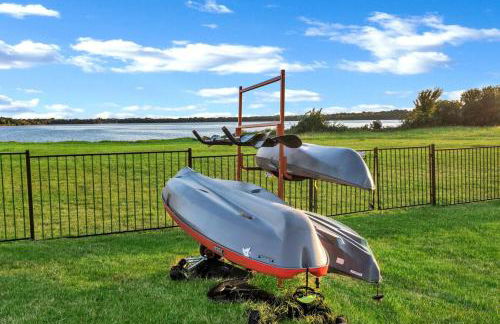 Lakefront Luxe 6BR 4B Home with Pool & Hot Tub - Foto 34