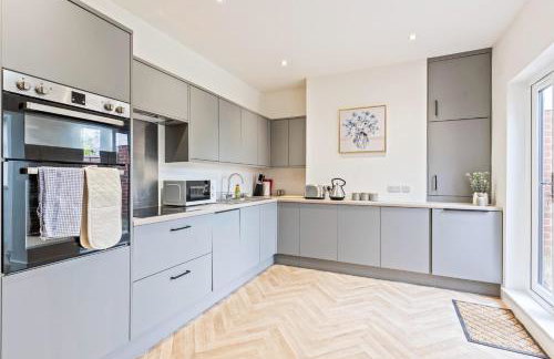 Stylish House - Sleeps 7 - Free Parking, Fast WiFi and Smart TV - Contractors, Groups and Long Stays Welcome by Yoko Property - Foto 19