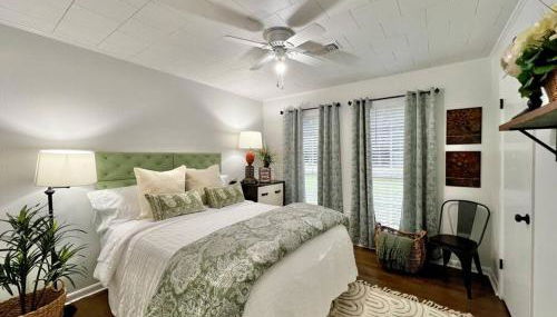 Newly Renovated Home - Sleeps 10 - Photo 2