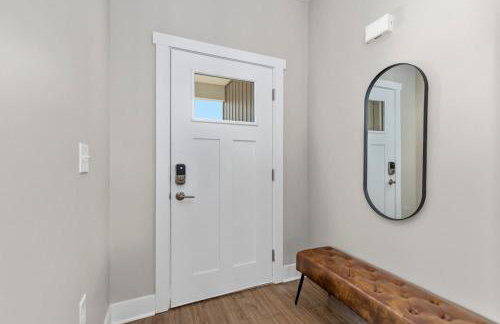 Modern 2BR 2BA New Build Condo with Garage & Patio - Foto 8