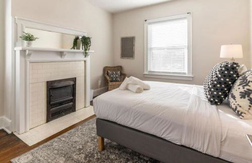 Deluxe 6 Bedroom 3 Min to Downtown w 2-car Driveway - Foto 32