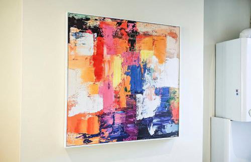 Modern 2BR Apartment for Contractors, Balcony & Fast Wi-Fi, W6 - Foto 30