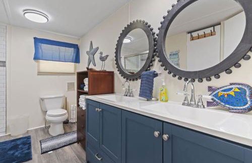 Spacious 2BR Retreat-10 minutes to the Beach! Pet Friendly! - Foto 26