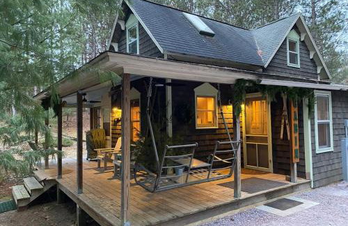 Cabin in the woods with fire pit and porch - Foto 50