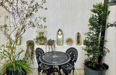 Stunning 3 bedroom & 2 bathroom cottage with patio - Foto 33