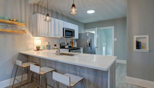 Stylish home Garage Walk to Lake Minutes from Airport - Foto 3