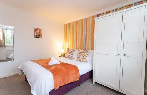 Elegant 5-Bed Home, Families & Friends, Sleeps 6, Parking, Free Wi-Fi - Foto 6