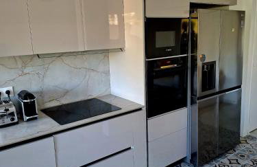 Elegant and comfortable 3 room, beach & transport within walking distance - Photo 17