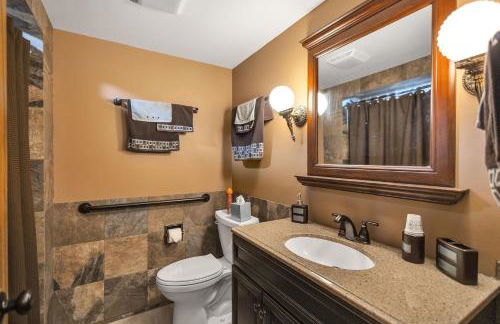 Serene Riverside Retreat home - Foto 12