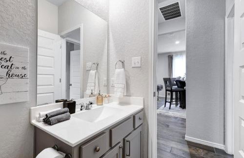 Stylish Hot Tub Retreat BBQ Yard Games WiFi Pets - Foto 45