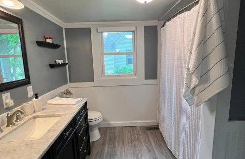 Downtown Whitestown with King Suite and Pool - Foto 17