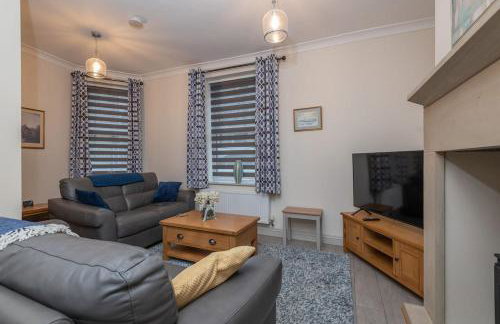 Sleeps 6 4 bedrooms 2 minute walk to the Square Hosted Happy Valley Cast - Photo 20