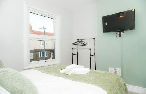 Luxury 3-Bedroom Home , with Free parking - Photo 15