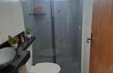 Apto aconchegante beira mar com ar no quarto - Foto 18