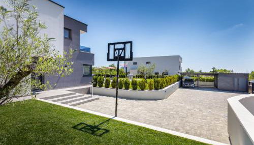 Villa Ana Škicini for 10 people with heated pool, kids activities and sea view near Novigrad - Foto 3, Garden, Garden view