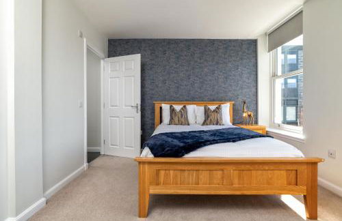 Central comfort and explore nearby cafes - Photo 7