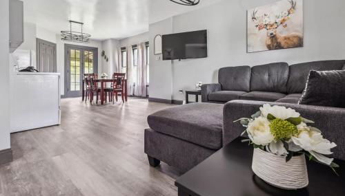 THE 1023 With Private Yard & Parking, Near Falls & Casino by Niagara Hospitality - Foto 2