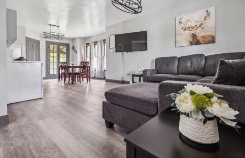 THE 1023 With Private Yard & Parking, Near Falls & Casino by Niagara Hospitality - Foto 2