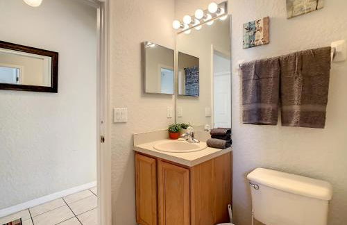 Charming & Cozy Getaway! Lazy River! - Foto 14