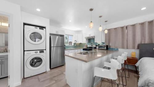 Modern Urban Escape Rooftop & Walkable Fun - Foto 3