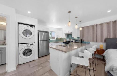 Modern Urban Escape Rooftop & Walkable Fun - Foto 3