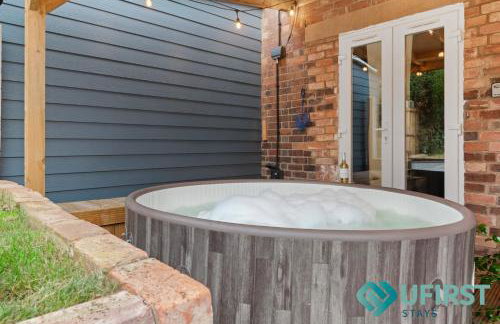 Delightful 3BR Home - Hot Tub - Near Castle, QMC - City Centre & Trent Bridge - Free WiFi & Parking - Sleeps 6 - Foto 6