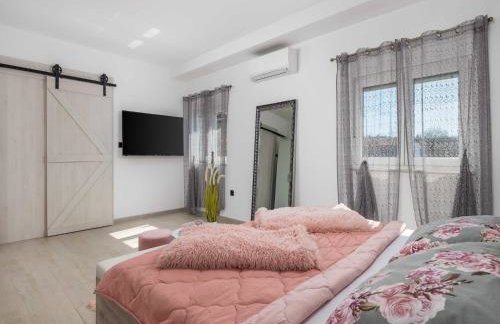 Villa Lemily - Five Bedroom with Swimming Pool - Photo 17