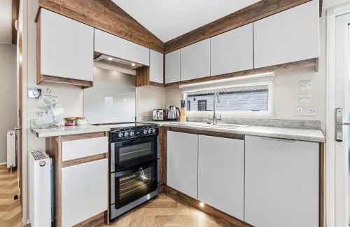 Harbour View at Avocet Crescent - Luxury Lodge with Hot Tub - Hayling Island - Mill Rythe Holiday Village - Photo 6