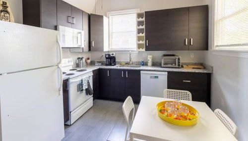 The Great Pink Lady with Huge Wrap Around Porch! - Foto 5, stove, dishwasher, pet friendly, toaster, minibar