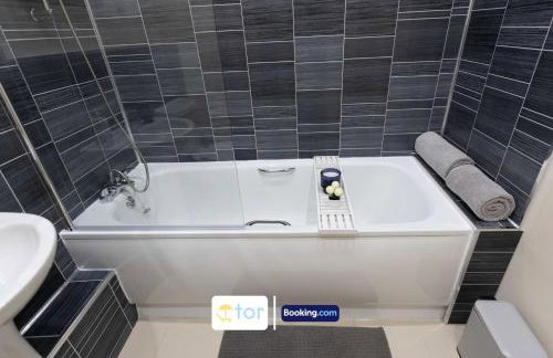 Large 2 Bedroom Apartment By The One Retreats Short Lets & Serviced Accommodation Horley Close To Gatwick Airport - Foto 61