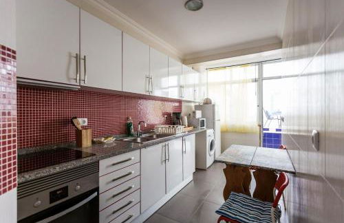 1-Bedroom Flat with Terrace, near Metro & Arena - Photo 3