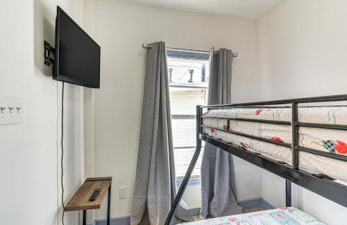 Walk to The Strand Historic Family Base with Yard! - Foto 22