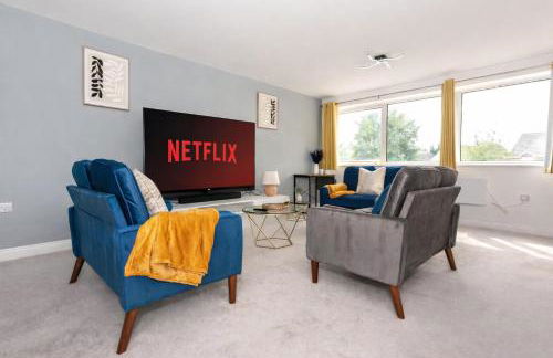 Beautiful Orpington Home w Pool Table and Driveway - Photo 1