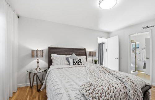 Private Pool 4BR Family Retreat - Patio, Outdoor Dining, BBQ Grill, & Free Parking - Sleeps 8 - Foto 59