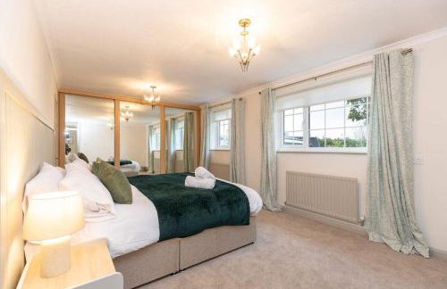 Hot Tub Free Parking 5 Bedroom Large Space - Photo 20