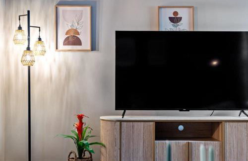 Chic Home with Large Private Yard! Hot Tub, Close To Downtown - Foto 39