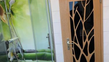 Best-Preis FEWO Rathausblick 2 - Zentrale Lage in Wittenberge - 2 Personen - Einzelzimmer - Vollausstattung - WLAN / Prime & Self-Check-In - Foto 4, Shower