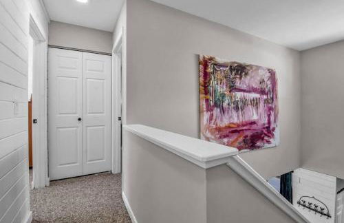 Modern Townhome with Decks Fireplace & Mountain Views - Foto 25