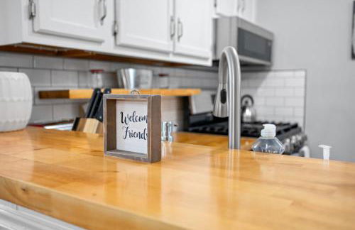 Luxe Suite with Pool Table, King Bed, 3 TVs, & Free Parking - Foto 48