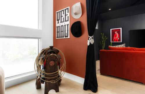 Heated Pool, Game Room, Outdoor Movies, Mins to Downtown, Sleeps 14 - Foto 4