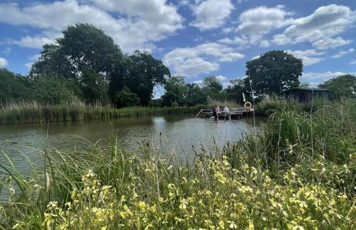 Cottage In Norfolk Sleeps 23 - Private Pool, Fishing Lake, Hot Tub Ref 99008Sc - Foto 23