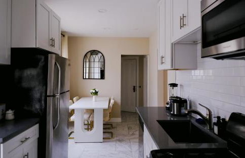 Chicago Chic, Cozy 1BR with Stylish Workspace - Photo 13