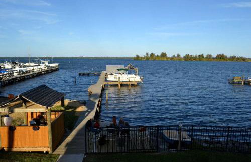 Beautifully Decorated Waterfront Chalet Rental in Grant, Florida - Photo 23