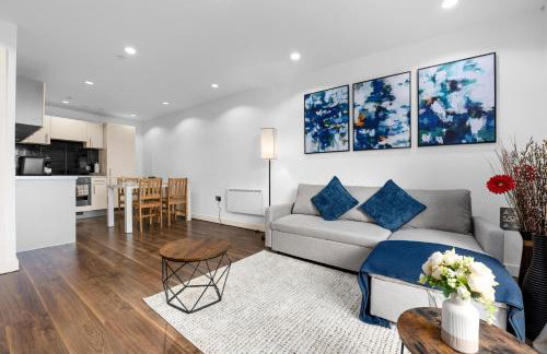 Panoramic City Views Elegant 2BR, 2 Min to Metro - Foto 10