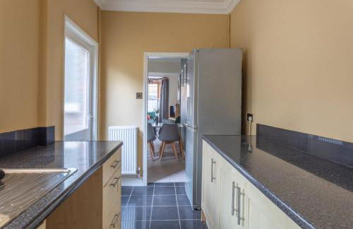 Milton Stays - Cosy 2 Bed House, 2 Floors, 15 min Walk to City Center, for up to 6 - Period Features, Cottage Style, Fireplace, Superfast Wi-Fi, Private Garden, Free On Street Parking - Foto 3