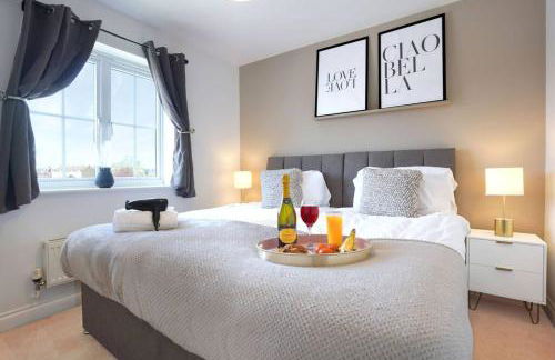 Grange House with Free Parking, Garden, Superfast Wifi and Smart TVs with Netflix by Yoko Property - Photo 6