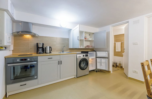 Modern Apartment - Photo 31